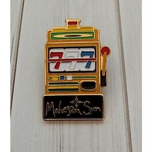 Mohegan Sun Casino Lucky 7 S1ot Machine Souvenir Pin Hat, Jacket or Backpack